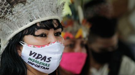 "Das Leben der Indigenen ist wichtig". So steht es auch auf dieser Maske.
