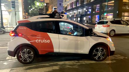 Ein fahrerloses Taxi von der Robotaxi-Firma Cruise fährt durch die Straßen von San Francisco.