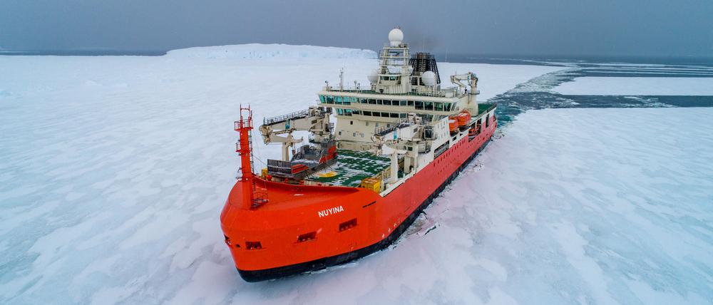 Der australische Eisbrecher hat in der Forschungsstation Casey in der Antarktis nach langer Fahrt eine erkrankte Person an Bord geholt.