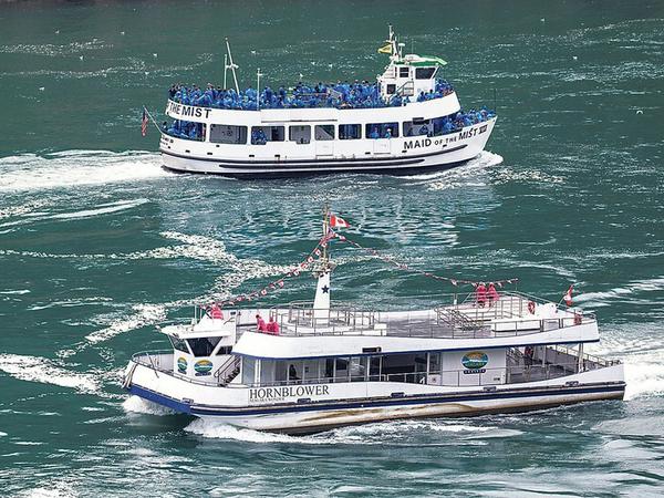 Kanadische Touristenboote (unteres Schiff) an den Niagarafällen dürfen nur bis zu sechs Personen mitnehmen, US-amerikanische Boote (oberes Schiff) dürfen bis zu 50 Prozent ausgelastet sein. 