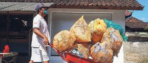 Lässt sich nicht unterkriegen. Ein Mann in Gianyar auf Bali hat säckeweise Plastikmüll gesammelt, um dafür Reis zu bekommen. 
