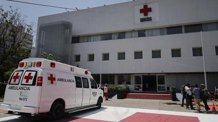 Eine Ambulanz des mexikanischen Roten Kreuzes steht auf dem Hubschrauberlandeplatz des Rot-Kreuz-Krankenhauses von Mexiko-Stadt (Symbolbild).