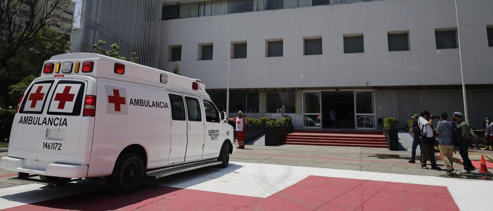 Eine Ambulanz des mexikanischen Roten Kreuzes steht auf dem Hubschrauberlandeplatz des Rot-Kreuz-Krankenhauses von Mexiko-Stadt (Symbolbild).