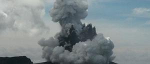 Eine Aschewolke und Gase steigen nach dem Ausbruch eines unterseeischen Vulkans im Inselreich Tonga auf.