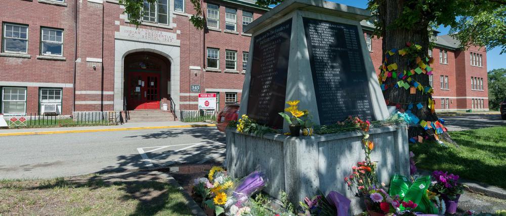 Ein Denkmal vor der früheren Residential School in Kamloops erinnert an das dunkle Kapitel in Kanadas Geschichte. 