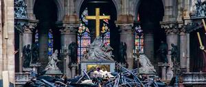 Trümmerteile und verkohlte Holzbalken liegen im Inneren der Kathedrale Notre-Dame. 