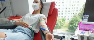 Eine Frau spendet Blut im DRK-Blutspendezentrum in Berlin.