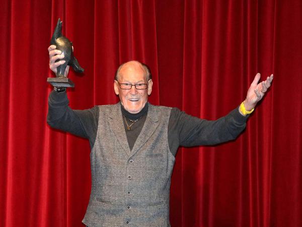 Püntklich zum Geburtstag erhielt Herbert Köfer am Montag den BZ Kulturpreis.