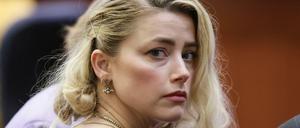 US-Schauspielerin Amber Heard wartet vor der Verlesung des Urteils im Fairfax County Circuit Courthouse. 