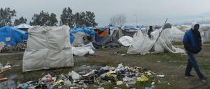 In den Zelten ist es kalt und feucht; für die bis zu 800 Migranten gibt es gerade einmal vier Toiletten.