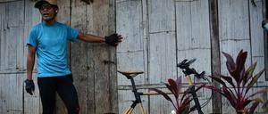Sepeda pagi – morgendliche Radtour durchs Dorf. Designer Singgih Susilo Kartono unternahm regelmäßig Touren, um seinen Cholesterinspiegel zu senken. Der Frühsport gab letztendlich die Inspiration, ein Fahrrad aus Bambus zu entwerfen.