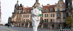 Ein Gerichtsmediziner durchsucht das Gebiet vor dem Königspalast nach dem Diebstahl im Grünen Gewölbe in Dresden.