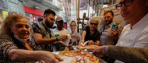 Gino Sorbillo (rechts) verteilt Gratis-Pizza.