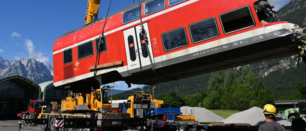  Ein auseinandergeschnittenes Waggonteil wird nach dem Zugunglück in Garmisch-Partenkirchen vom Laster gehoben.