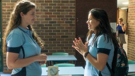 Ellie (Sophia Hawkshaw, links) und Abbie (Zoe Terakes) gehen auf dieselbe Schule.
