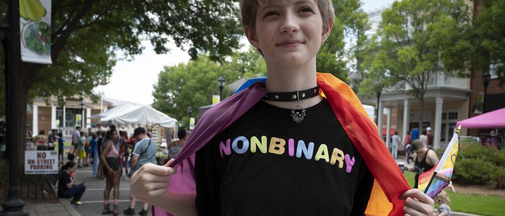 Nicht-binäre Person bei einer Pride-Veranstaltung.