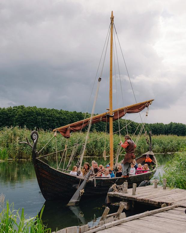Alle an Bord! Auf der „Svarog“, einem nachempfundenen Slawenschiff aus dem 9. Jahrhundert, muss man erst mal den Rudertakt finden.
