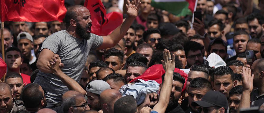 Trauernde tragen den Leichnam eines 27-jährigen Palästinensers. Ein israelischer Siedler soll den Mann palästinensischen Angaben zufolge im Westjordanland erstochen haben.