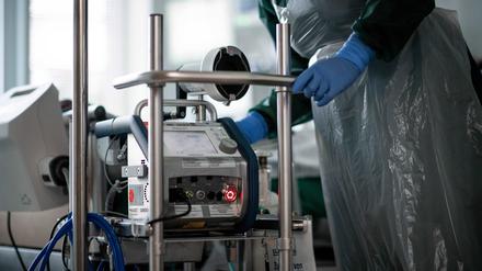 Eine Pflegekraft bedient eine lungenunterstützende Maschine. In Deutschland sind laut RKI mehr als 135.000 Menschen nach einem schweren Covid-19-Verlauf gestorben.