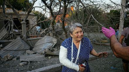 Eine verletzte Frau nach einem Raketenangriff in der Ukraine.