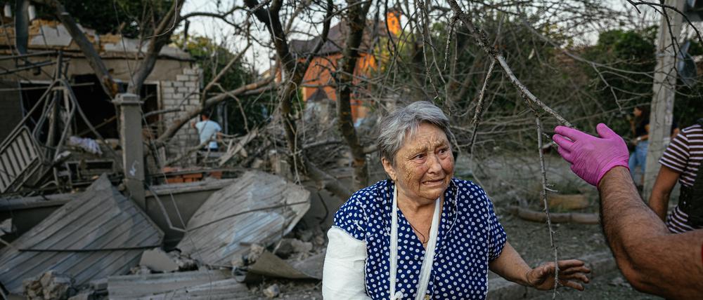 Eine verletzte Frau nach einem Raketenangriff in der Ukraine.