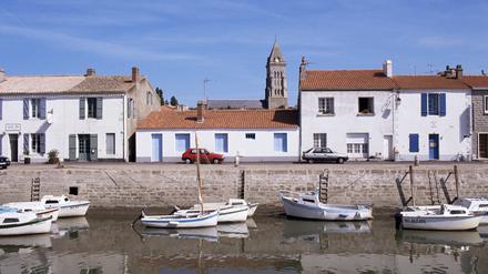 Auf der pittoresken Insel Noirmoutier haben die Fensterläden drei Farben: Blau für Fischerhäuser, Grau für die der Salzbauern und Grün für Bauernhäuser.