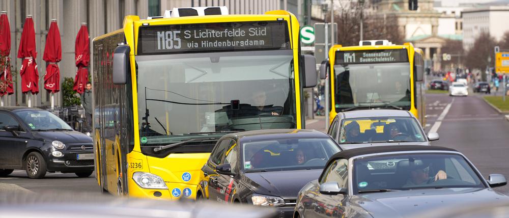 Nahverkehr im Stoßverkehr. Ein BVG-Bus quält sich durch den Stau am Potsdamer Platz.  