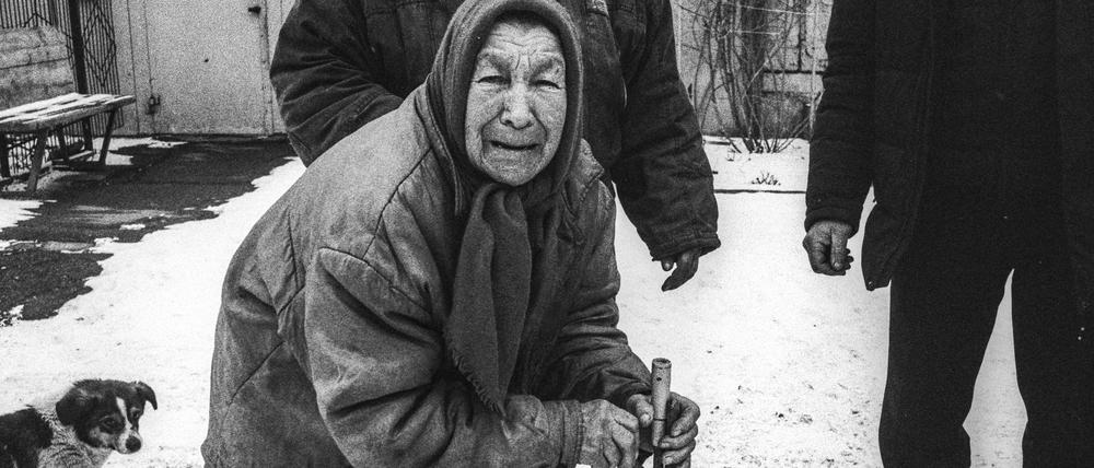 Manjas Tochter ist in Russland, schon lange hat die alte Frau nichts mehr von ihr gehört.