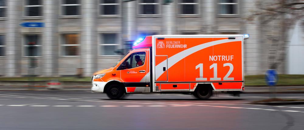 Eine Autofahrerin hat in Berlin-Mariendorf beim Wenden einen Fußgänger erfasst und ihn dabei schwer verletzt.