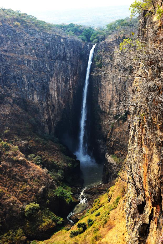 An den Kalambo Falls in Sambia stürzt Wasser 235 Meter in die Tiefe.