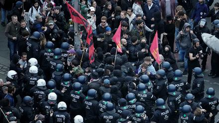 Demonstranten und Kräfte der Polizei am 1. Mai 2023 am Kottbusser Tor. 