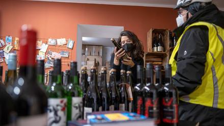 Mitbetreiberin Isabella Steiner berät einen Kunden im alkoholfreien Spätkauf Laden Null Prozent in Berlin.