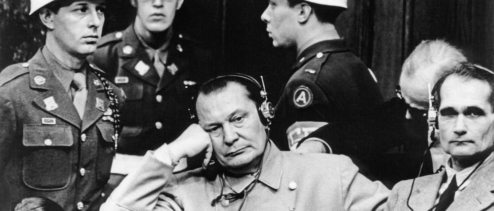 Hermann Göring und Rudolf Heß als Angeklagte im Nürnberger Hauptkriegsverbrecherprozess. 