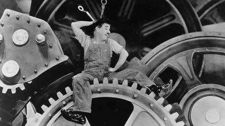 Störfaktor im Getriebe. Charlie Chaplin in seinem Film „Moderne Zeiten“ (1936)