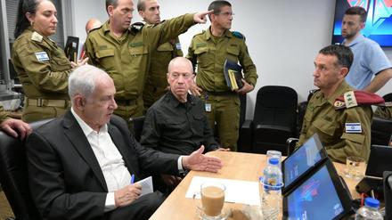 Benjamin Netanjahu (l-r), Ministerpräsident von Israel, und Yoav Gallant, Verteidigungsminister von Israel, besprechen im Hauptquartier der Israelischen Verteidigungskräfte (IDF) die  Lage im Konflikt zwischen Israel und der militanten Palästinensergruppe Hamas. 