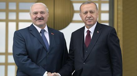 Der türkische Präsident Recep Tayyip Erdogan (r.) mit Alexander Lukaschenko, Präsident von Belarus