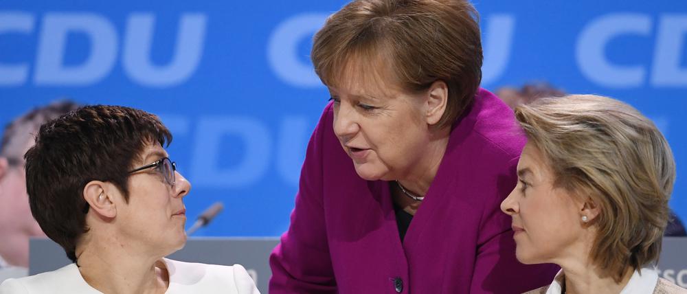 Frauen an der Macht: Bundeskanzlerin Angela Merkel, Annegret Kramp-Karrenbauer und Ursula von der Leyen CDU-Parteitag 2018 .
