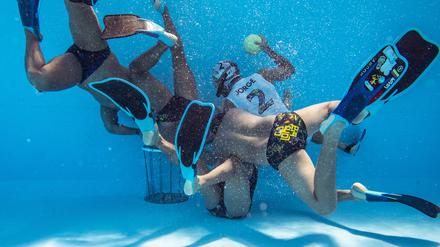 Beim Unterwasserrugby wird - wie der Name schon sagt - Rugby unterhalb der Wasseroberfläche gespielt.