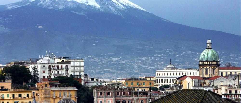 Klassischer Blick: Neapel mit dem schneebedeckten Vesuv im Hintergrund   dpa/Bildfunk