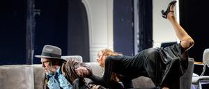 Peter Kremer und Judith Rosmair als Ehepaar Tyrone.