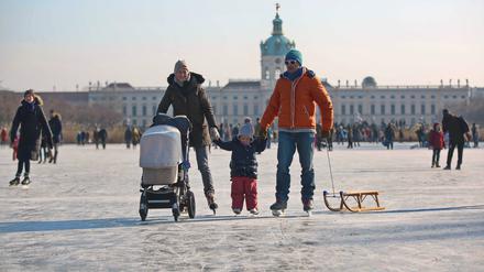 Schlittschuhlaufen auf dem zugefrorenen See vor dem Schloss Charlottenburg war zuletzt 2018 möglich.