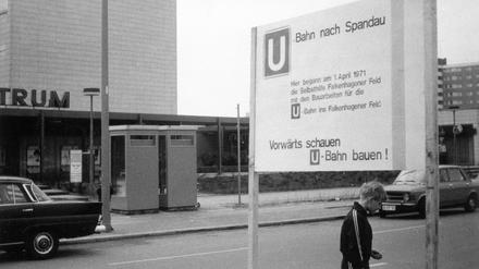 Aprilscherz 1971: Das U-Bahnbauschild an der Falkenseer Chaussee.