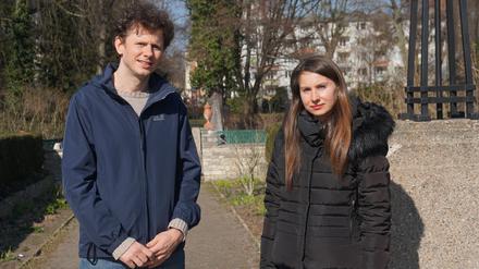 Hilfe für Menschen, die vor dem Krieg in der Ukraine fliehen. Dimitri Kessler unterstützt Olena Voronova aus Kiew.