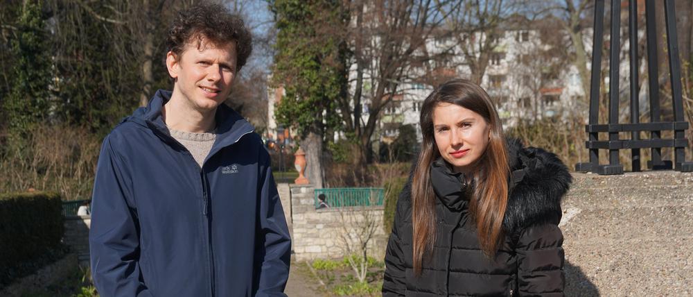 Hilfe für Menschen, die vor dem Krieg in der Ukraine fliehen. Dimitri Kessler unterstützt Olena Voronova aus Kiew.