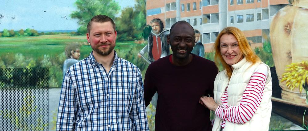 In Berlin angekommen: Yuliia und Mohamed Bohave-Traore mit Christian G. 