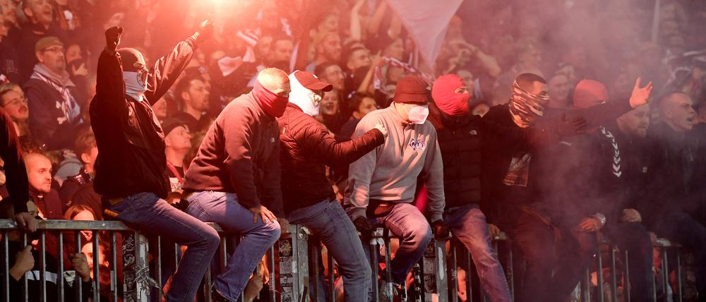 St. Pauli Fans feiern den Sieg. 