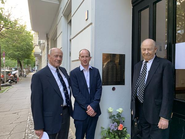 Die stumme Klingeltafel in der Käthe-Niederkirchner-Straße 35 wurde 2019 von Werner Gossels, Simon Lütgemeyer und Peter Gossels (v. links n. rechts) eingeweiht.