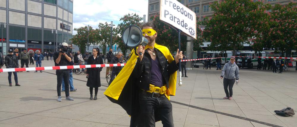 Was für ein Held. Michael Bründel alias „Captain Future“ bei einer Corona-Demo auf dem Berliner Alexanderplatz.