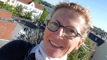 Frau in Schwarz: Seit fast 30 Jahren steigt Schornsteinfegerin Chris Joseph auf die Dächer der Stadt.