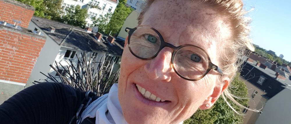 Frau in Schwarz: Seit fast 30 Jahren steigt Schornsteinfegerin Chris Joseph auf die Dächer der Stadt.